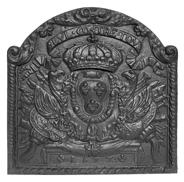 “Seul contre tous”, plaque de cheminée de style Louis XIV aux Armes de France-0