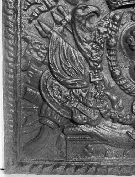 “Seul contre tous”, plaque de cheminée de style Louis XIV aux Armes de France-2