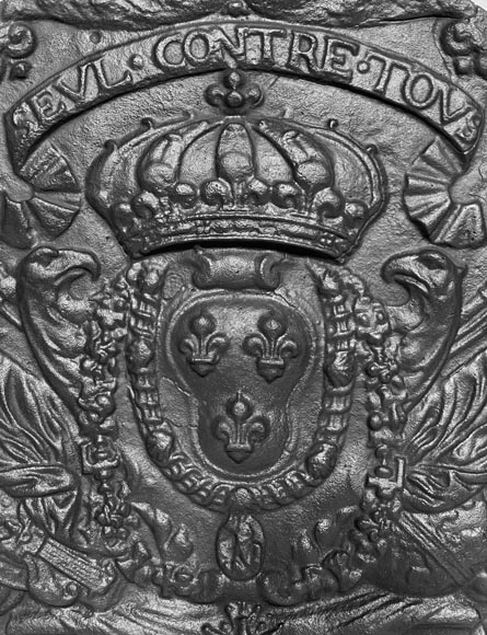 “Seul contre tous”, plaque de cheminée de style Louis XIV aux Armes de France-3