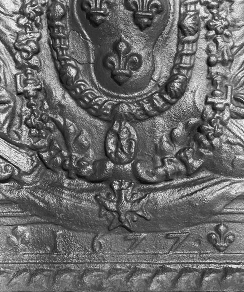 “Seul contre tous”, plaque de cheminée de style Louis XIV aux Armes de France-4