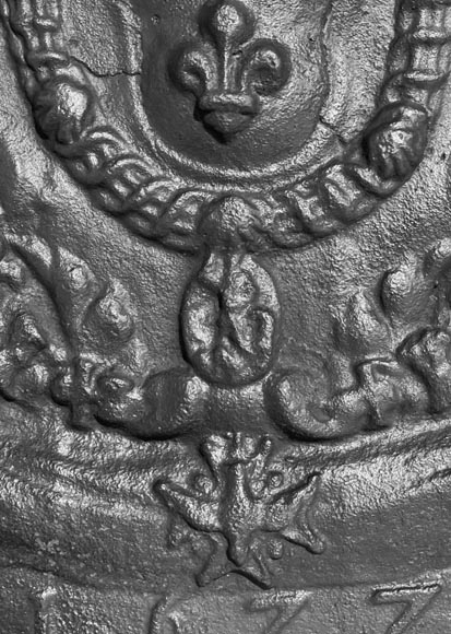 “Seul contre tous”, plaque de cheminée de style Louis XIV aux Armes de France-5