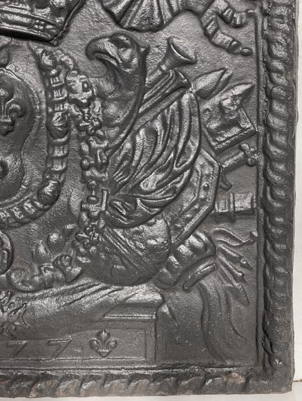 “Seul contre tous”, plaque de cheminée de style Louis XIV aux Armes de France-7
