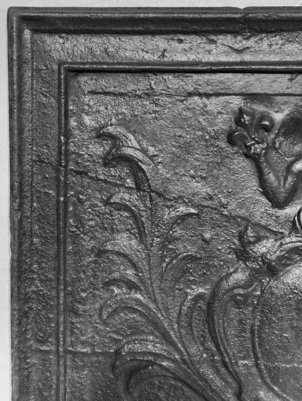 Plaque de cheminée aux armories surmontées par Apollon tenant une fleur de Lys-1
