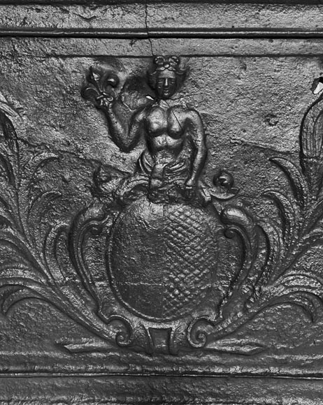 Plaque de cheminée aux armories surmontées par Apollon tenant une fleur de Lys-3