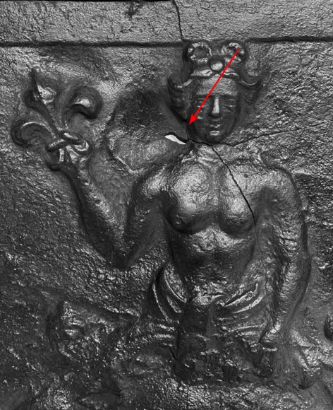 Plaque de cheminée aux armories surmontées par Apollon tenant une fleur de Lys-4