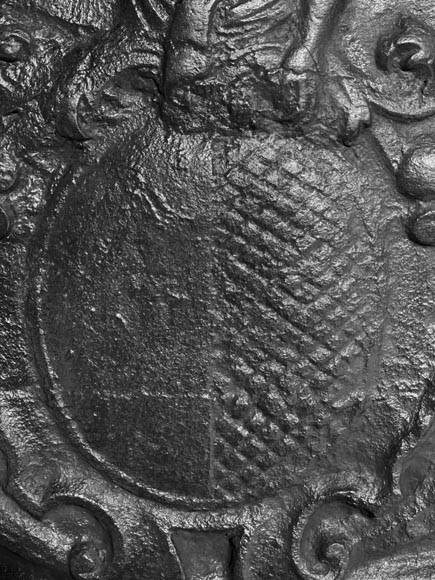 Plaque de cheminée aux armories surmontées par Apollon tenant une fleur de Lys-5