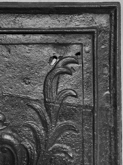 Plaque de cheminée aux armories surmontées par Apollon tenant une fleur de Lys-7