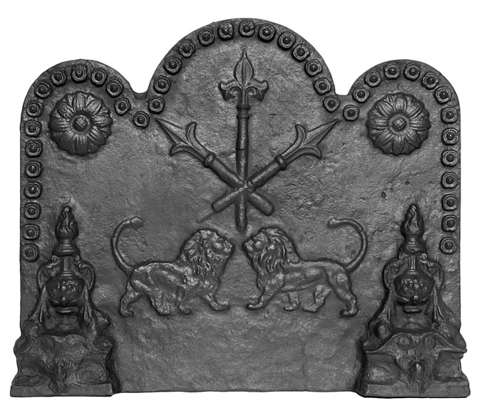 Plaque de cheminée à décor de lions et aux pots à feu-0