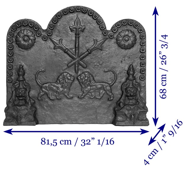 Plaque de cheminée à décor de lions et aux pots à feu-8
