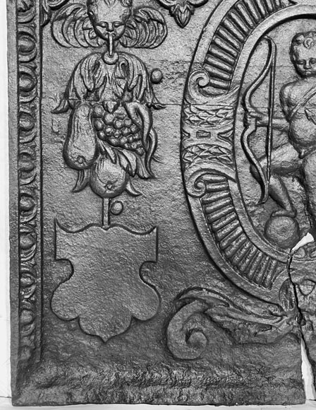 Plaque de cheminée d'époque Louis XVI décorée de Cupidon dans un médaillon-2