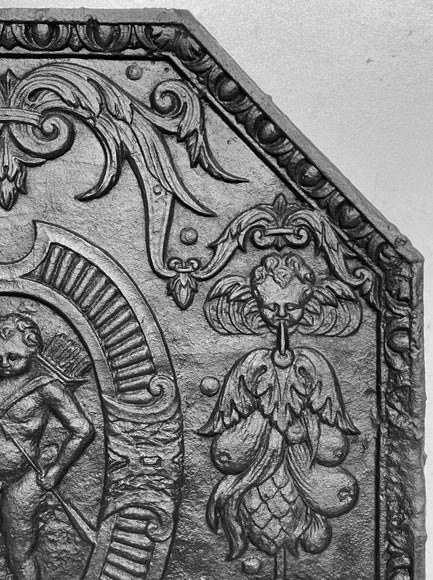 Plaque de cheminée d'époque Louis XVI décorée de Cupidon dans un médaillon-6