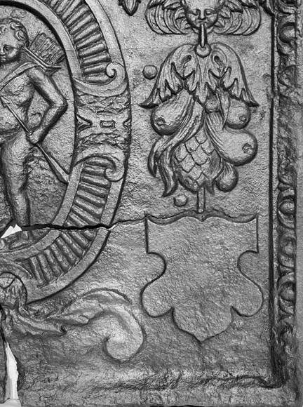 Plaque de cheminée d'époque Louis XVI décorée de Cupidon dans un médaillon-7