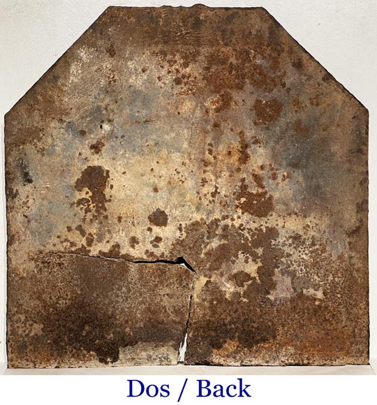 Plaque de cheminée d'époque Louis XVI décorée de Cupidon dans un médaillon-8