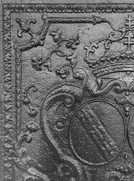 Plaque de cheminée aux armoiries couronnés-1