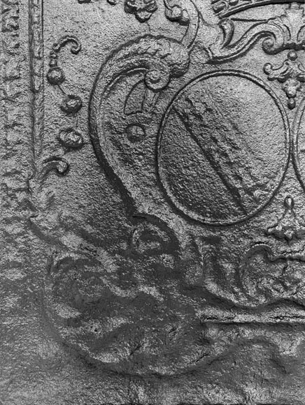 Plaque de cheminée aux armoiries couronnés-2