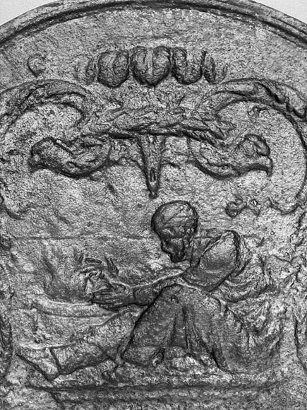 Plaque de cheminée aux personnages près du feu Plaque de cheminée aux personnages près du feu-3