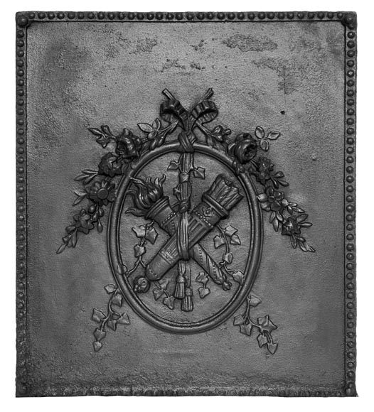 Plaque de cheminée de style Louis XVI aux carquois et flambeaux-0