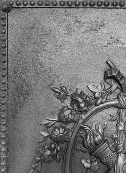 Plaque de cheminée de style Louis XVI aux carquois et flambeaux-1