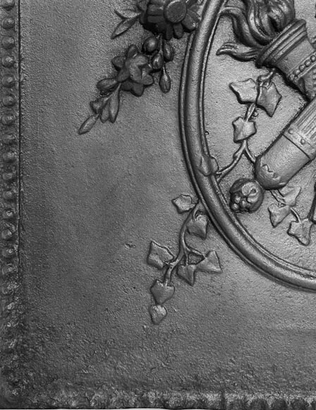 Plaque de cheminée de style Louis XVI aux carquois et flambeaux-2