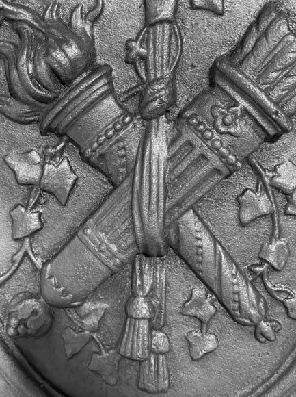 Plaque de cheminée de style Louis XVI aux carquois et flambeaux-4