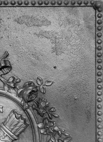 Plaque de cheminée de style Louis XVI aux carquois et flambeaux-5