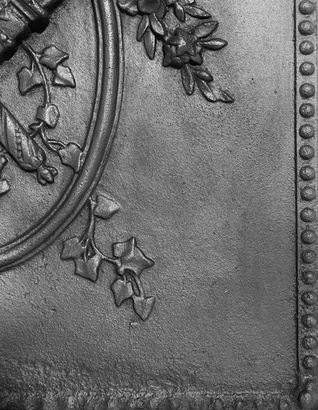 Plaque de cheminée de style Louis XVI aux carquois et flambeaux-6