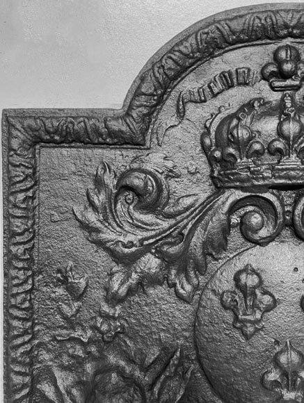 Plaque de cheminée aux armes de France et corne d'abondance-1