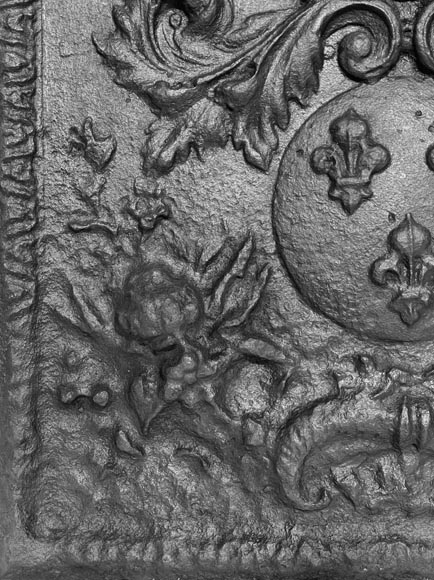 Plaque de cheminée aux armes de France et corne d'abondance-2