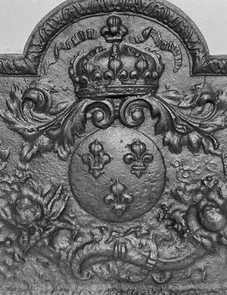 Plaque de cheminée aux armes de France et corne d'abondance-3