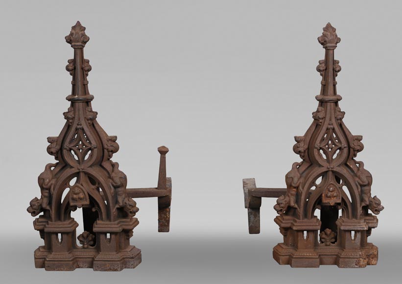 Paire de chenets néo-gothiques en fer Paire de chenets néo-gothiques en fer-0