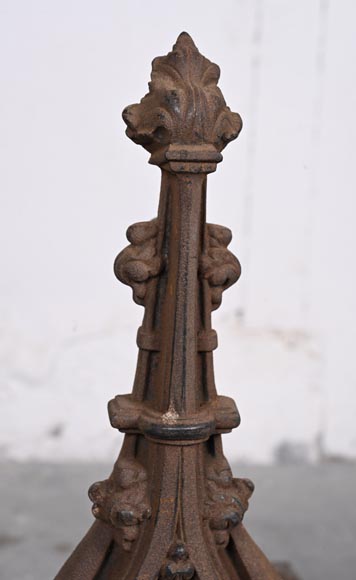 Paire de chenets néo-gothiques en fer Paire de chenets néo-gothiques en fer-3