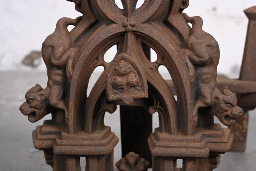 Paire de chenets néo-gothiques en fer Paire de chenets néo-gothiques en fer-5