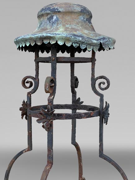 Paire de candélabres d'éclairage en fer forgé à fût ajouré, dans le goût de la Renaissance Paire de candélabres d'éclairage en fer forgé à fût ajouré, dans le goût de la Renaissance-2