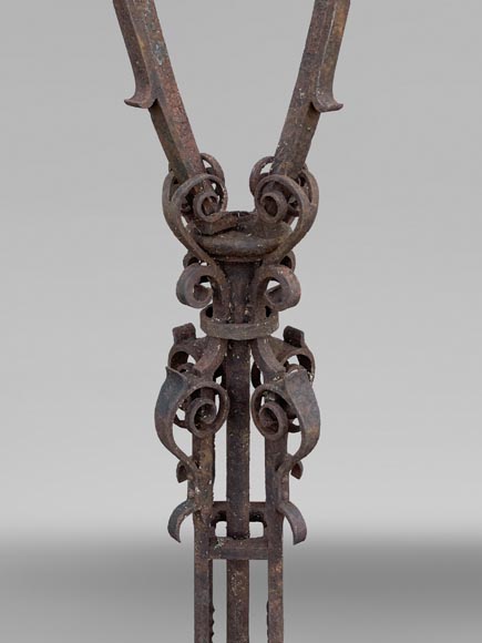Paire de candélabres d'éclairage en fer forgé à fût ajouré, dans le goût de la Renaissance Paire de candélabres d'éclairage en fer forgé à fût ajouré, dans le goût de la Renaissance-4