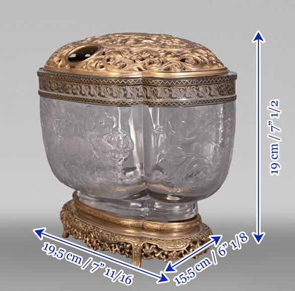 L’Escalier de CRISTAL (att. à), coupe quadrilobée avec sa base et son couvercle, cristal et bronze doré L’Escalier de CRISTAL (att. à), coupe quadrilobée avec sa base et son couvercle, cristal et bronze doré-12