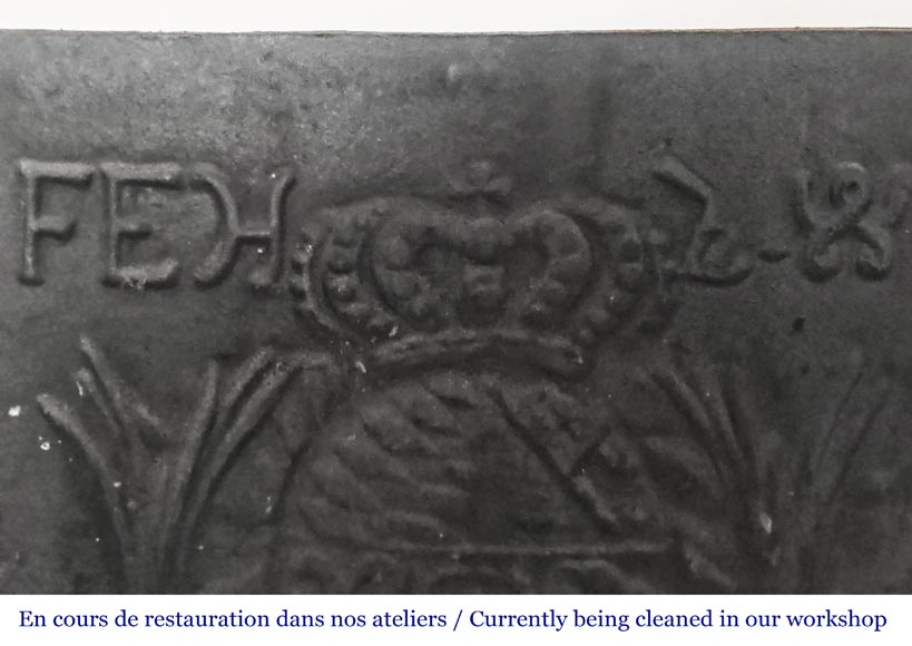 Plaque de cheminée de forme carrée, décorée-1