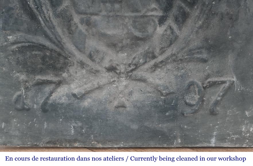 Plaque de cheminée de forme carrée, décorée-4