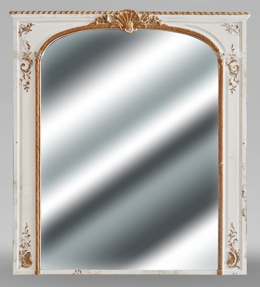 Trumeau de style Louis XV décoré d'une coquille en peinture dorée-0