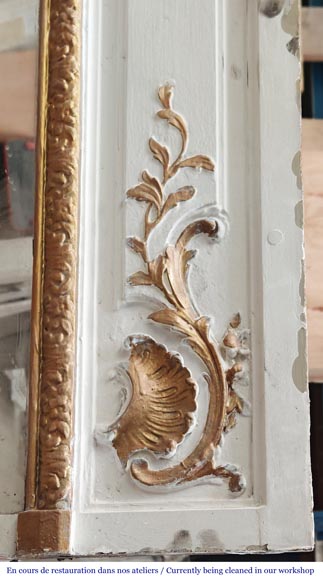Trumeau de style Louis XV décoré d'une coquille en peinture dorée-5