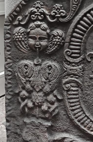 Plaque de cheminée en fonte aux Armes de France, encadrées de chérubins-3