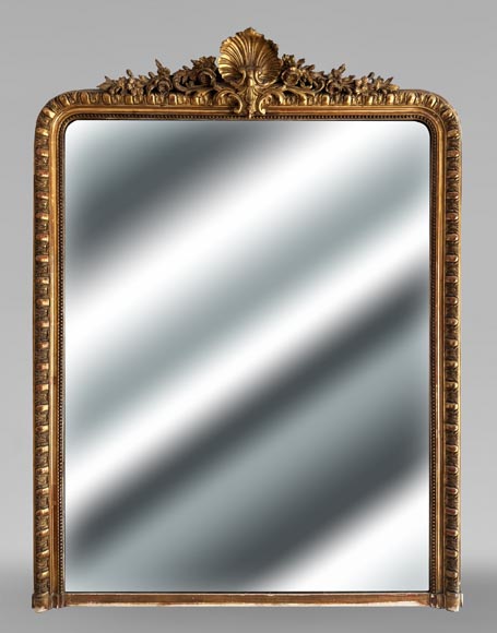 Trumeau doré de style Louis XV orné d'une coquille encadrée de fleurs-0