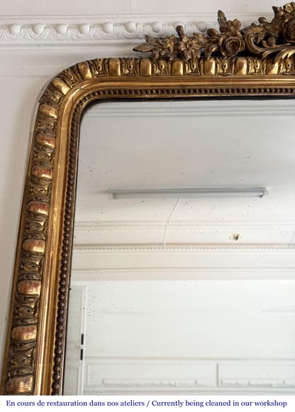 Trumeau doré de style Louis XV orné d'une coquille encadrée de fleurs-2