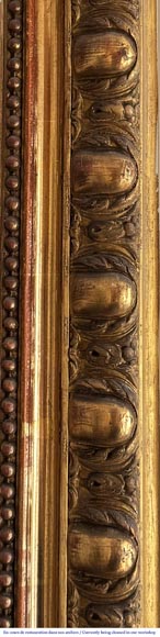 Trumeau doré de style Louis XV orné d'une coquille encadrée de fleurs-4