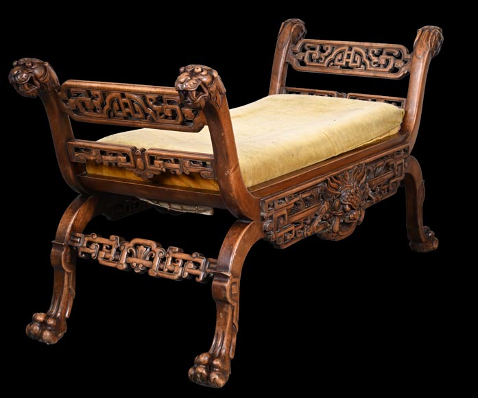 L'ESCALIER DE CRISTAL (d'après), Grande banquette Japonesque en bois sculpté, à têtes de lions et de chiens de Fô-1