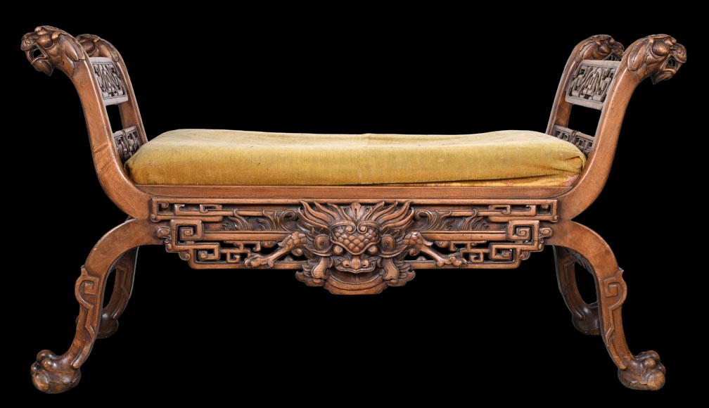 L'ESCALIER DE CRISTAL (d'après), Grande banquette Japonesque en bois sculpté, à têtes de lions et de chiens de Fô-2