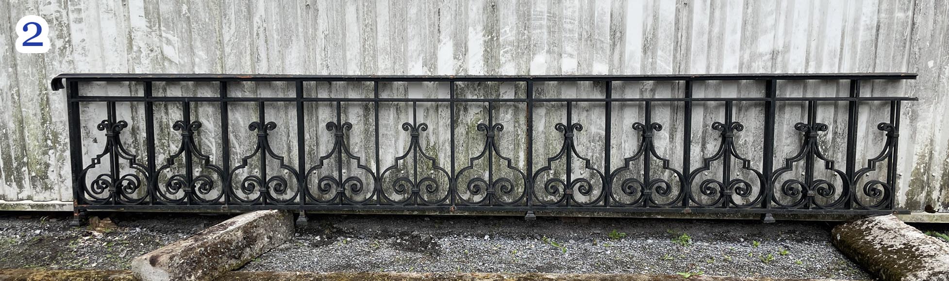 Ensemble de rambardes en fer forgé à décor de volutes et de crossettes, éléments droits et rampants Ensemble de rambardes en fer forgé à décor de volutes et de crossettes, éléments droits et rampants-2