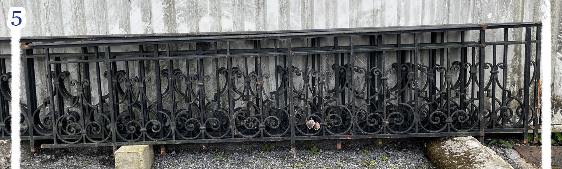 Ensemble de rambardes en fer forgé à décor de volutes et de crossettes, éléments droits et rampants Ensemble de rambardes en fer forgé à décor de volutes et de crossettes, éléments droits et rampants-5