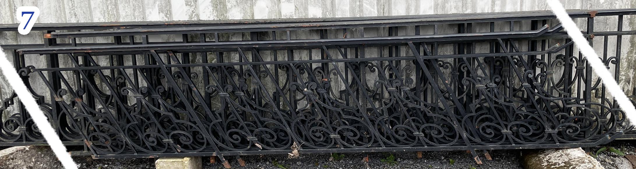 Ensemble de rambardes en fer forgé à décor de volutes et de crossettes, éléments droits et rampants Ensemble de rambardes en fer forgé à décor de volutes et de crossettes, éléments droits et rampants-7