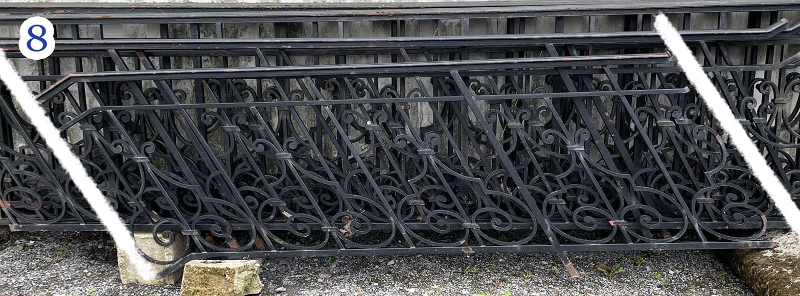 Ensemble de rambardes en fer forgé à décor de volutes et de crossettes, éléments droits et rampants Ensemble de rambardes en fer forgé à décor de volutes et de crossettes, éléments droits et rampants-8