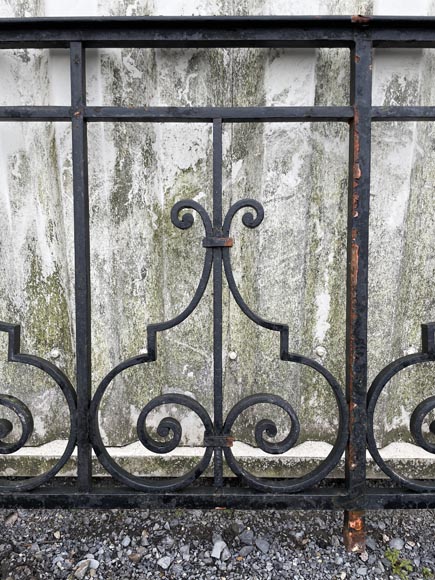Ensemble de rambardes en fer forgé à décor de volutes et de crossettes, éléments droits et rampants Ensemble de rambardes en fer forgé à décor de volutes et de crossettes, éléments droits et rampants-17
